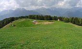 22 I dolci pendii del Monte Torcola. Sullo sfondo le montagne della Valtorta